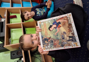 Chłopiec prezentuje swoją książkę.