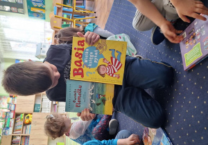 Chłopiec prezentuje swoją książkę.