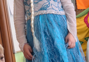 Dziewczynka w przebraniu.