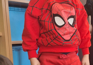 Chłopiec w przebraniu.