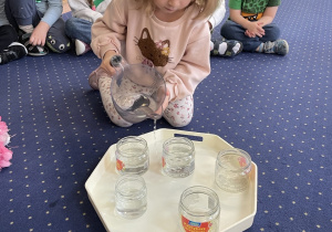 nalewa wody do słoika.