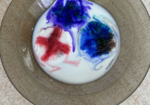 Talerz z wodą i zabarwione plamy.