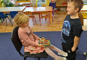 Dzieci składają życzenia dziewczynce.