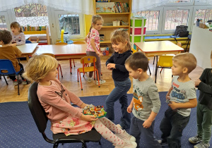 Dzieci składają życzenia dziewczynce.