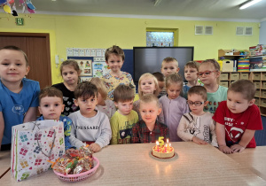 Dzieci pozują do zdjecia.