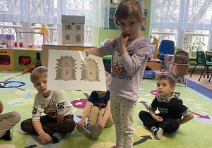 Dziewczynka pokazuje jeże.