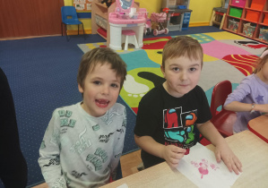 dzieci próbują buraka