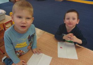 dzieci próbują buraka