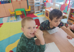 dzieci próbują buraka