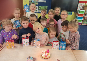 chłopiec świętuje urodziny razem z dziećmi ze swojej grupy