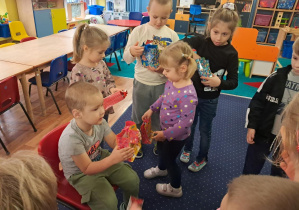 chłopiec świętuje urodziny razem z dziećmi ze swojej grupy