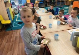 dzieci samodzielnie robią kolorowe kanapki