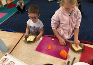 dzieci samodzielnie robią kolorowe kanapki