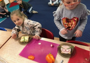 dzieci samodzielnie robią kolorowe kanapki