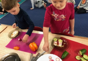 dzieci samodzielnie robią kolorowe kanapki