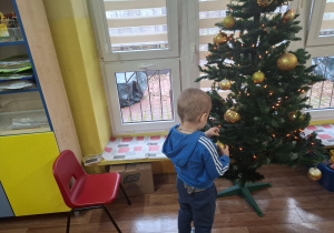 dzieci z 1 grupy ubierają choinkę w sali