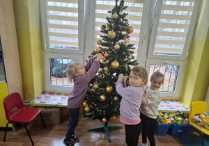 dzieci z 1 grupy ubierają choinkę w sali