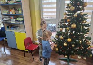 dzieci z 1 grupy ubierają choinkę w sali