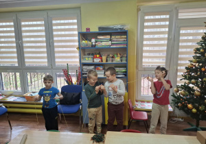 dzieci z 1 grupy ubierają choinkę w sali