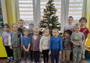 dzieci z 1 grupy ubierają choinkę w sali