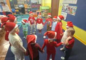 wesołe zabawy w sali, dzieci ubrane na czerwono