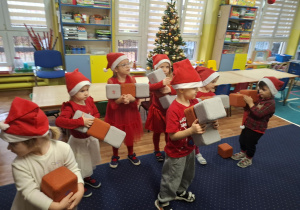 wesołe zabawy w sali, dzieci ubrane na czerwono