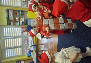 wesołe zabawy w sali, dzieci ubrane na czerwono