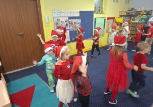 wesołe zabawy w sali, dzieci ubrane na czerwono