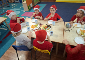 słodki poczęstunek przy stolikach