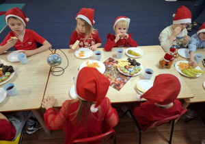 słodki poczęstunek przy stolikach