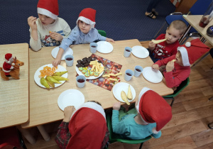 słodki poczęstunek przy stolikach