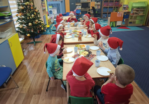 słodki poczęstunek przy stolikach