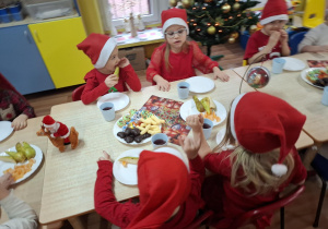 słodki poczęstunek przy stolikach