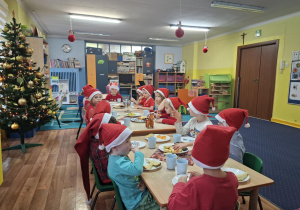 słodki poczęstunek przy stolikach