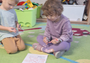 Dzieci podpisują list do Świętego Mikołaja.