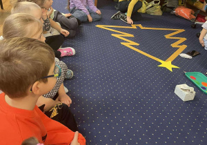 Dzieci układają choinkę.