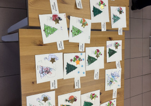 Kartki świąteczne wykonane przez dzieci.