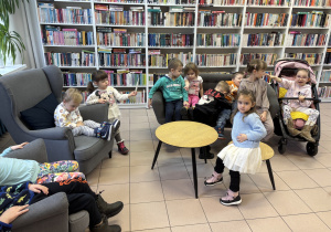 Dzieci odpoczywają.