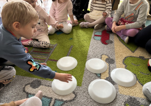 Wróżba z talerzykami,