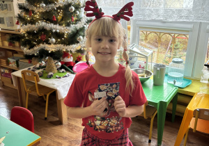 Madzia rozdaje swoje prezenty dzieciom.