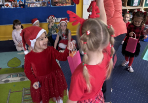 Madzia rozdaje swoje prezenty dzieciom.