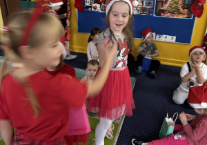 Madzia rozdaje swoje prezenty dzieciom.