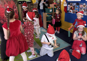 Dzieci oglądają prezenty.