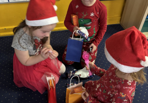 Dzieci oglądają prezenty.