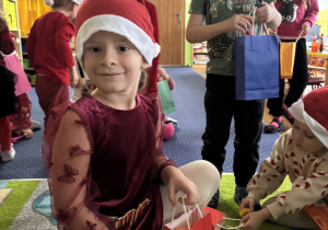 Dzieci oglądają prezenty.