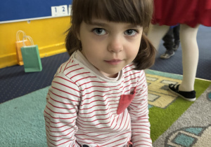 Dzieci oglądają prezenty.