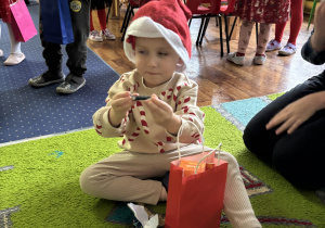 Dzieci oglądają prezenty.