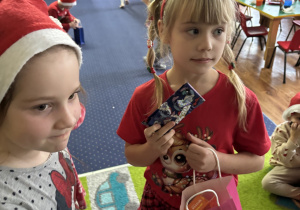 Dzieci oglądają prezenty.