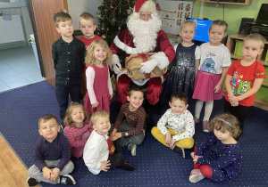 Wspólne zdjęcie dzieci z Mikołajem.