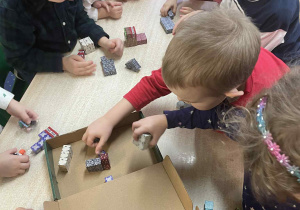 Dzieci bawią się zabawkami.